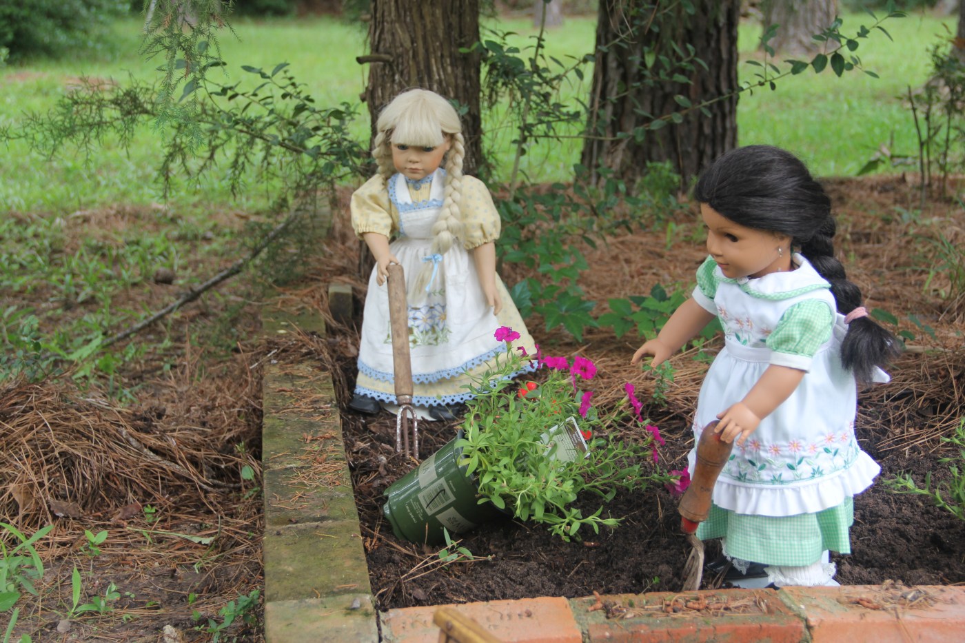 Dolls in the garden. A gardening adventure by stitching with Elli