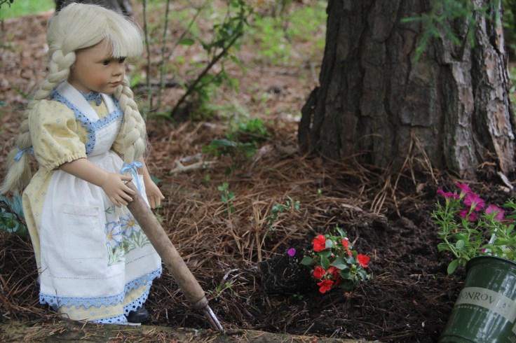 Dolls in the garden. A gardening adventure by Stitching with Elli