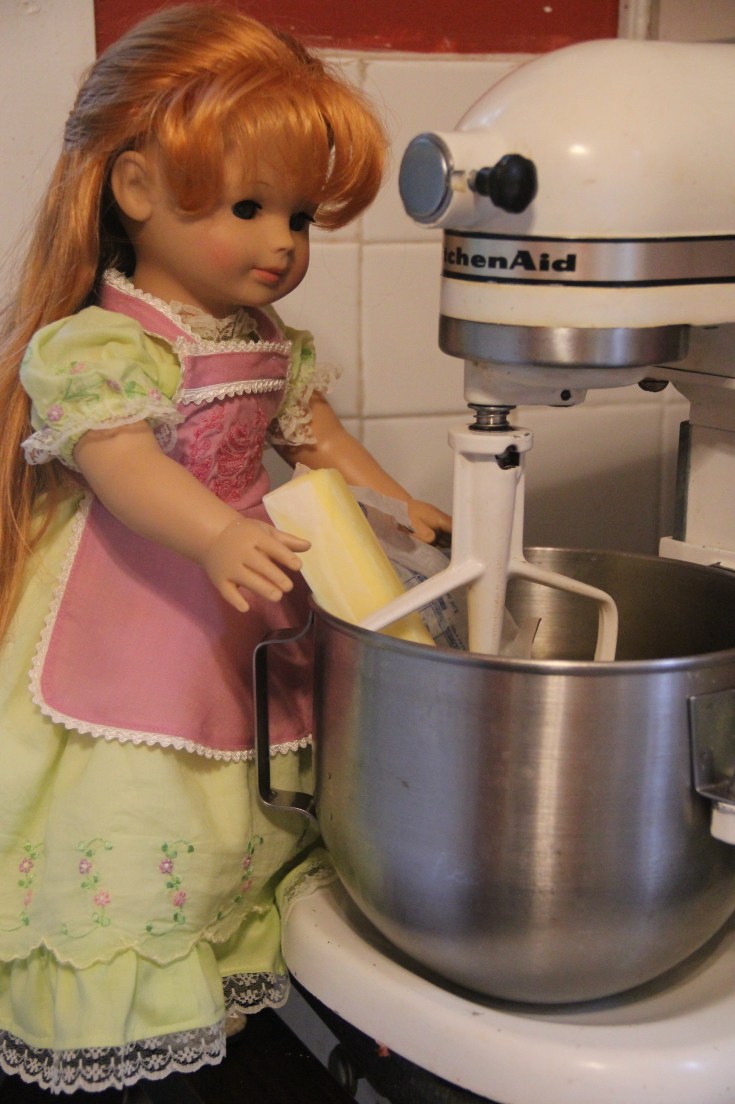 The dolls bake a cake! 18" doll adventure on Stitching with Elli