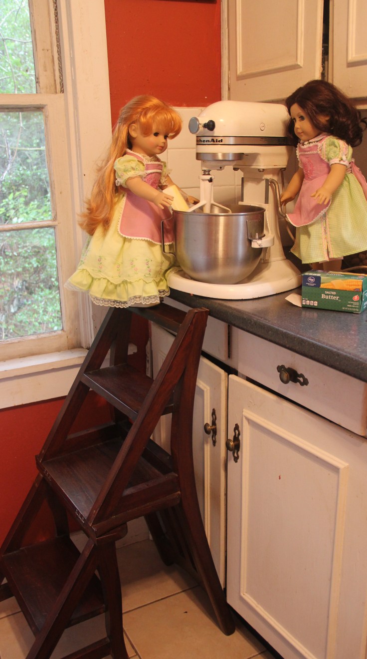 The dolls bake a cake! 18" doll adventure on Stitching with Elli