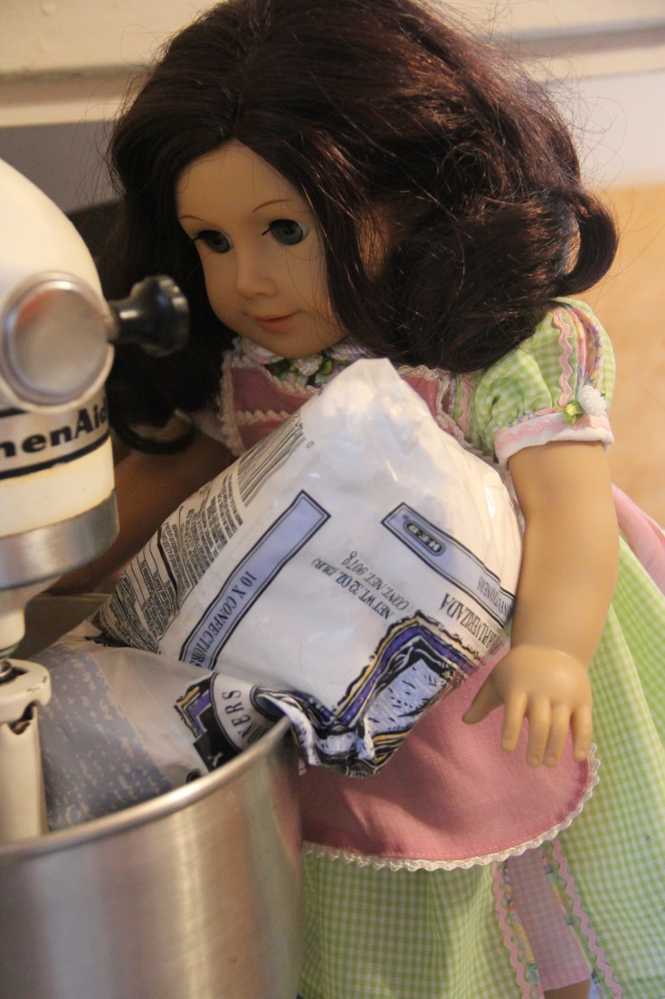 Ruthie adds the powdered sugar- The dolls decorate a cake! 18" doll adventure on Stitching with Elli