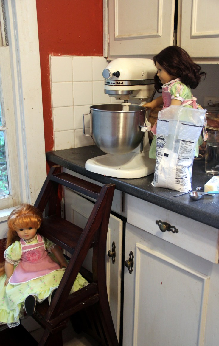 The dolls decorate a cake! 18" doll adventure on Stitching with Elli