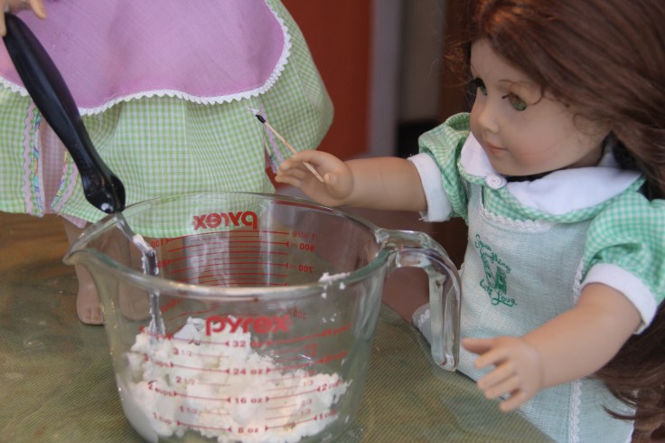 The dolls decorate a cake! 18" doll adventure on Stitching with Elli