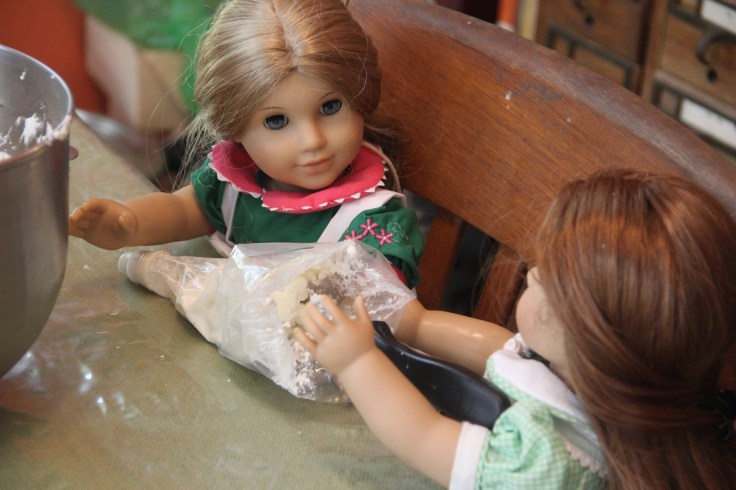 Eizabeth and Felicity (American girl) fill an icing bag - The dolls decorate a cake! 18" doll adventure on Stitching with Elli