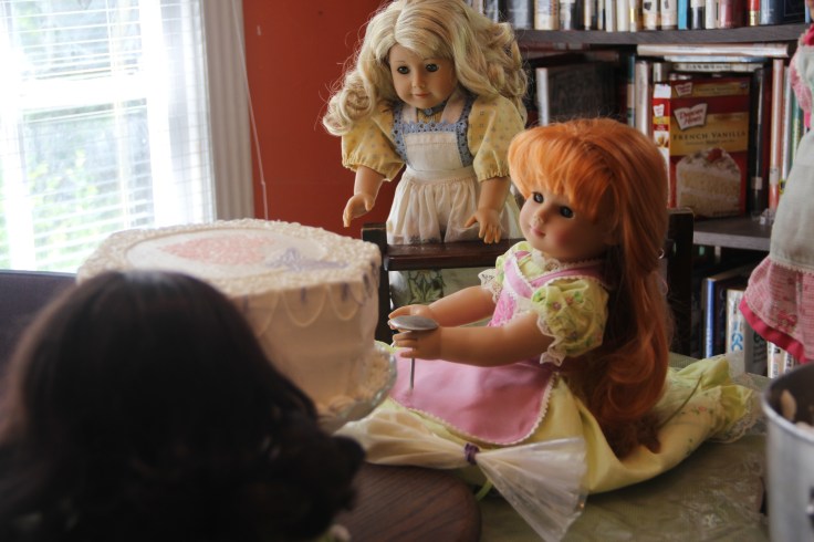 The dolls decorate a cake! 18" doll adventure on Stitching with Elli