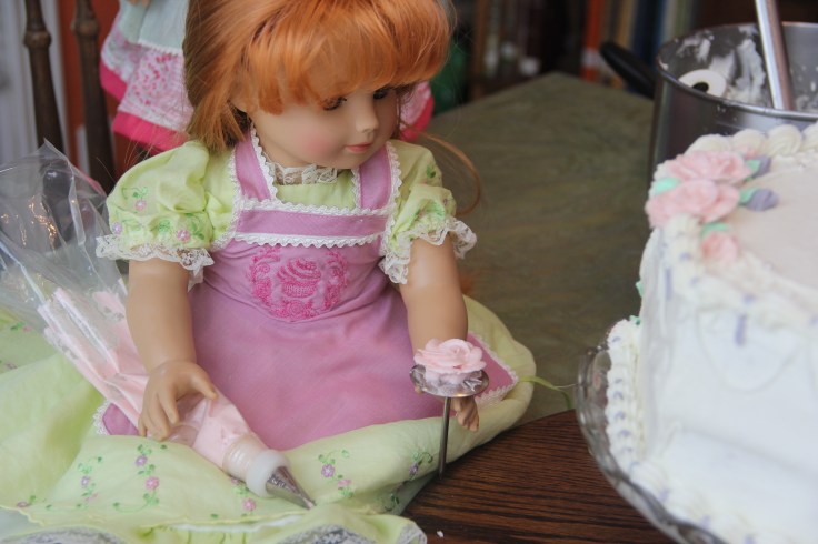 The dolls decorate a cake! 18" doll adventure on Stitching with Elli