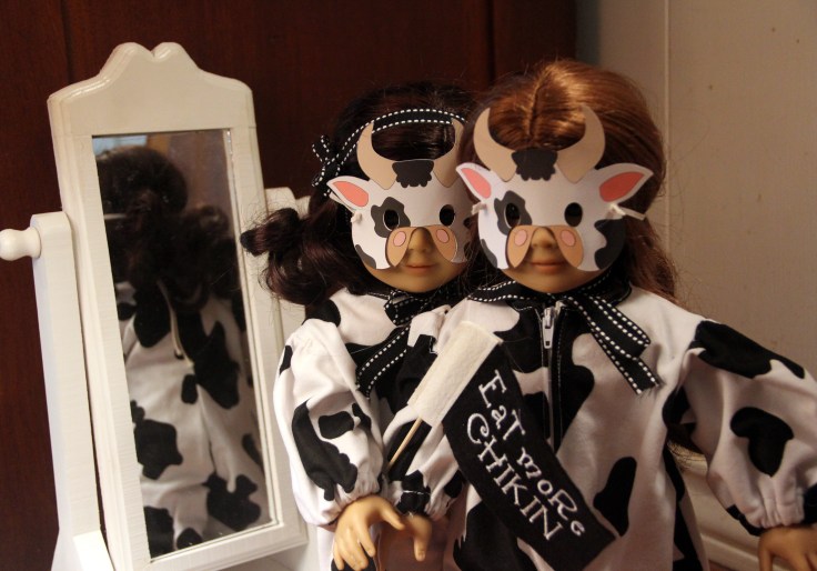 The dolls go to chickfila Day!- 18" doll adventures by stitching with Elli