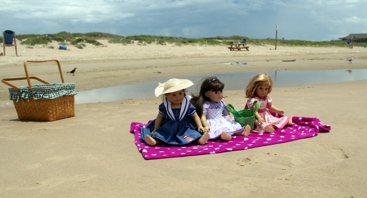 The Dolls go to the beach!- 18" doll adventures by stitching with Elli