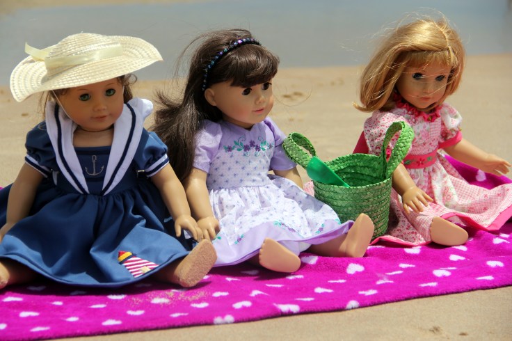 The Dolls go to the beach!- 18" doll adventures by stitching with Elli
