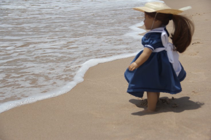 The Dolls go to the beach!- 18" doll adventures by stitching with Elli