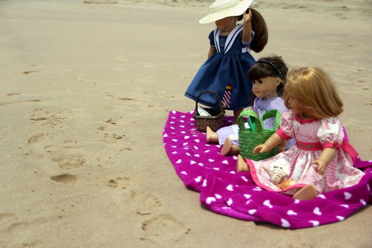 The Dolls go to the beach!- 18" doll adventures by stitching with Elli