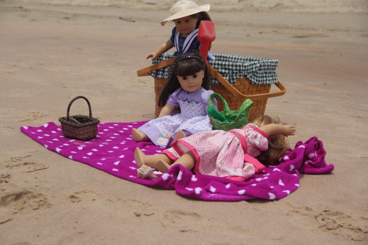 The Dolls go to the beach!- 18" doll adventures by stitching with Elli