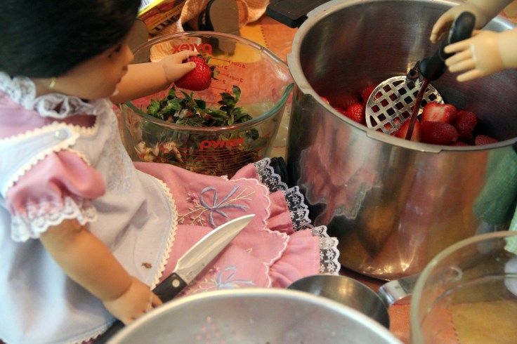 Josefina and Susan (american girls) make strawberry jam!- a 18" doll adventure by stitching with Elli