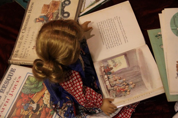 The dolls read Christmas books- An 18" doll christmas with american Girls. Stories by Stitching with Elli