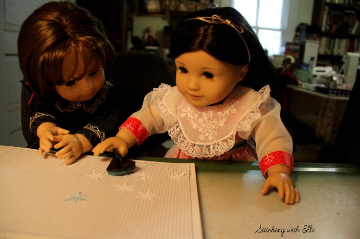 The dolls make Christmas card!- A doll story by Stitching with Elli