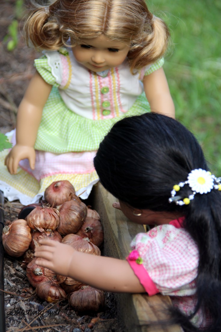 stitchingwtihelli.com -The dolls are planting bulbs