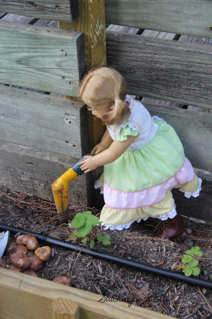 stitchingwithelli.com -The dolls are gardening