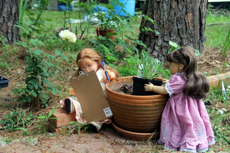Stitchingwithelli.com -The dolls work in the garden