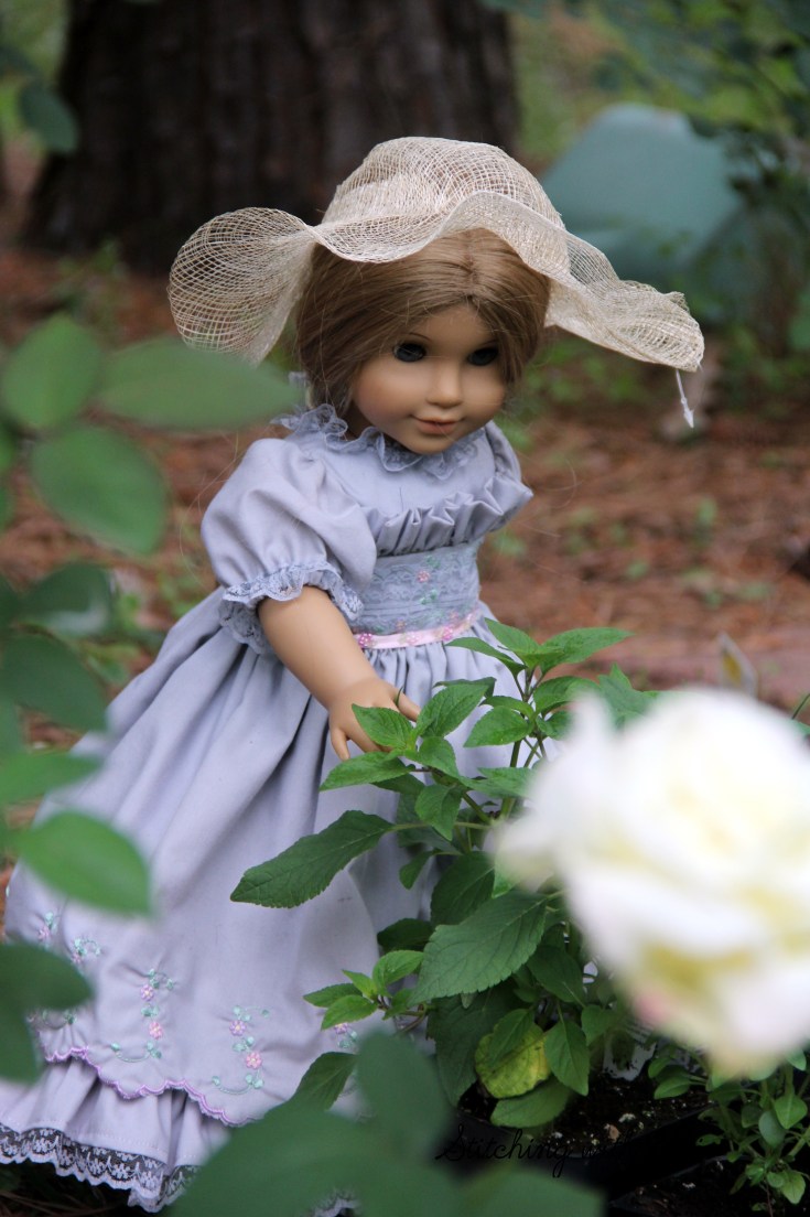 Stitchingwithelli.com -The dolls work in the garden